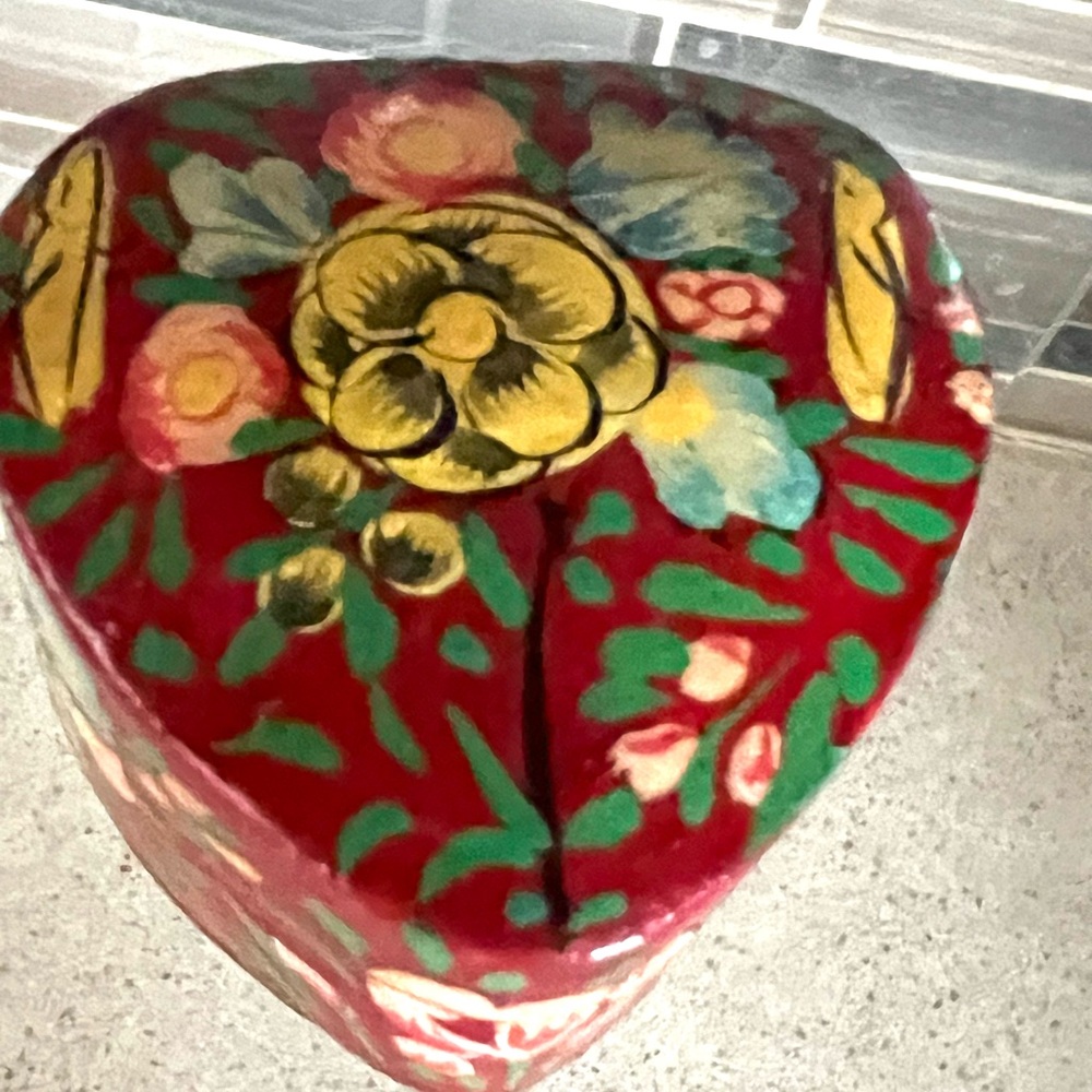 Lovely Vintage Lacquered hand painted paper Mâché heart trinket box from India